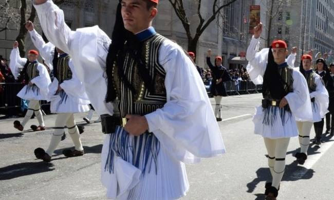 Να καταργήσουμε επιτέλους τις παρελάσεις φωνάζουν τα «παπαγαλάκια»! Ναι, υπάρχουν τέτοιοι «δάσκαλοι» και διδάσκουν τα παιδιά μας